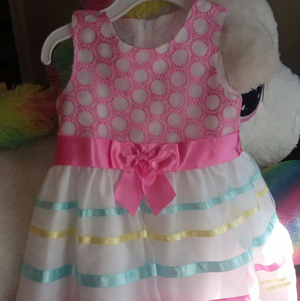 Little Girl's sleeveless dress.